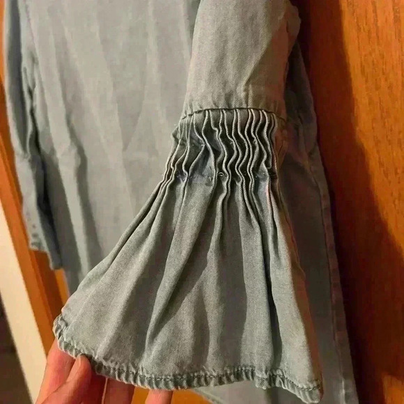 J.Jill light denim blouse with ruffled sleeves S - Picture 4 of 7